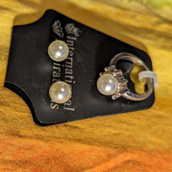 International Inspirations faux pearl ring and earring set - Picture 7 of 8